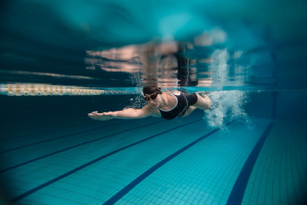 atleta-com-oculos-de-natacao-subaquatica-tiro-completo